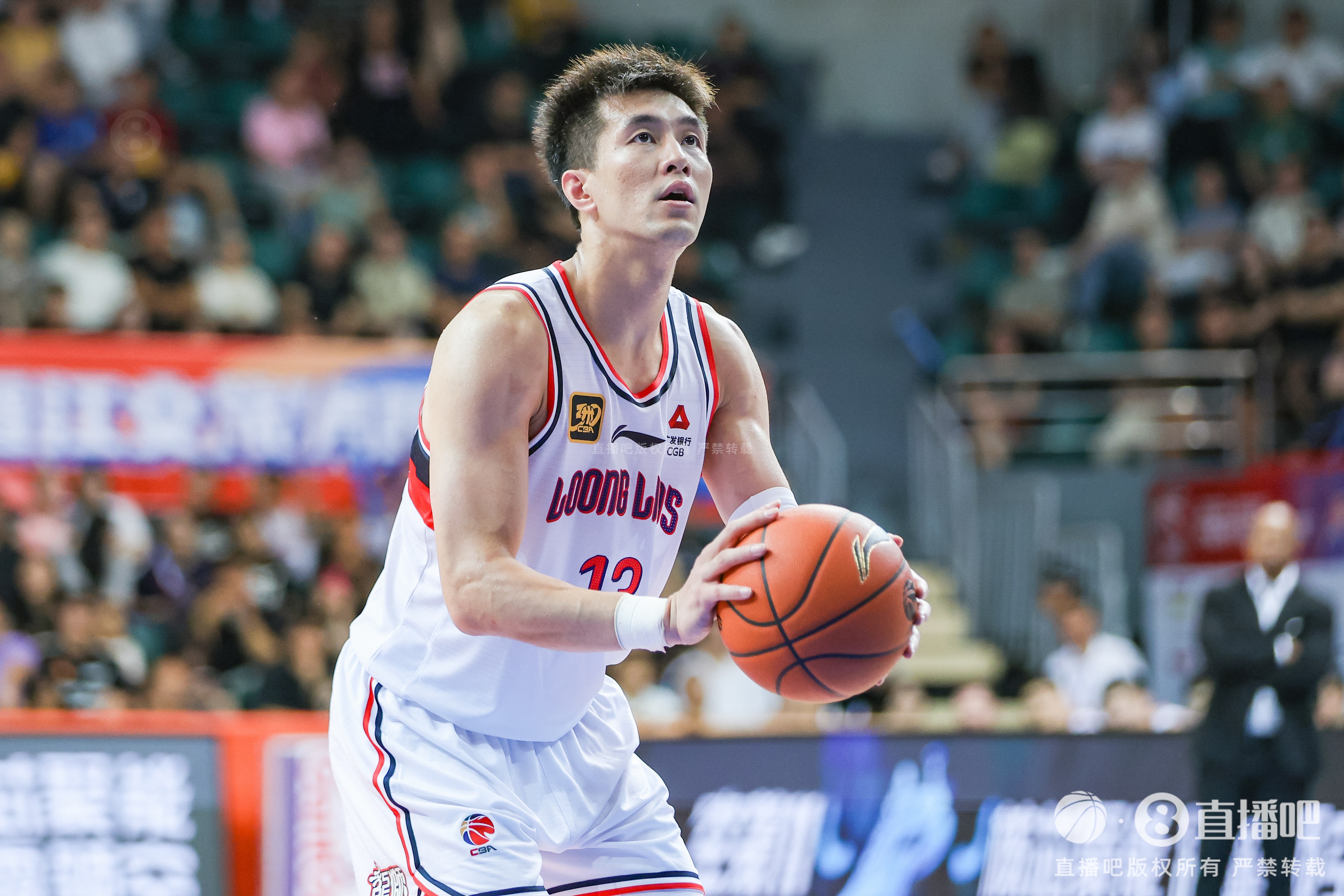 安卓下载-进攻端还是有两把刷子！郭艾伦半场7分钟连续秀操作 拿到7分2板